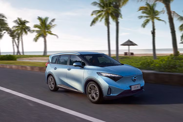 Xe có 3 phiên bản Official, Deluxe và Flagship. Là phiên bản chạy điện của 7X, do đó Haima 7X-E có khác biệt lớn nhất ở hệ truyền động. Cung cấp sức mạnh cho xe là khối động cơ điện công suất 201 mã lực, mô men xoắn cực đại 340 Nm và dẫn động bánh trước