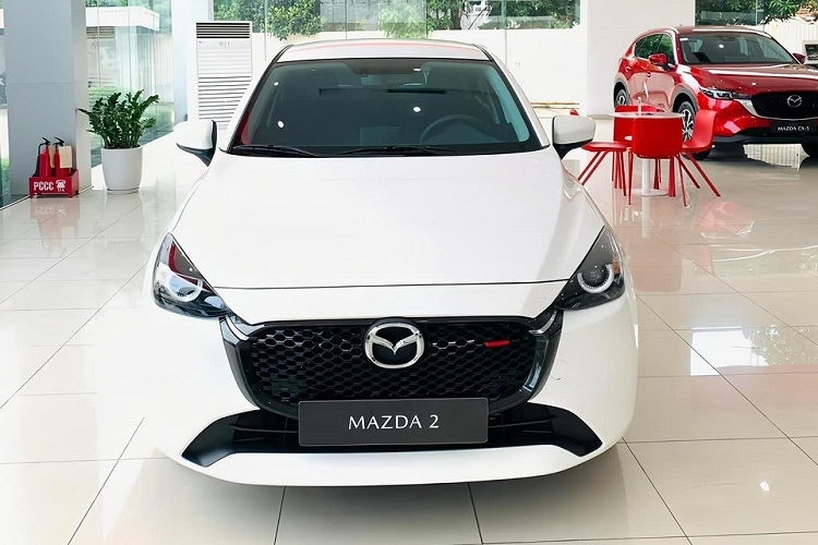 Xe vẫn dùng đèn pha LED với tính năng tự động cân bằng góc chiếu, đèn định vị ban ngày dạng Halogen, gương chiếu hậu chỉnh điện/tích hợp đèn báo rẽ và đèn hậu Halogen ở bản 1.5L AT tiêu chuẩn. Ở bản 1.5L Luxury và 1.5L Premium, xe có thêm đèn LED định vị ban ngày, đèn pha tự động bật tắt, gương chiếu hậu gập điện/chỉnh điện cũng như gạt mưa tự động.