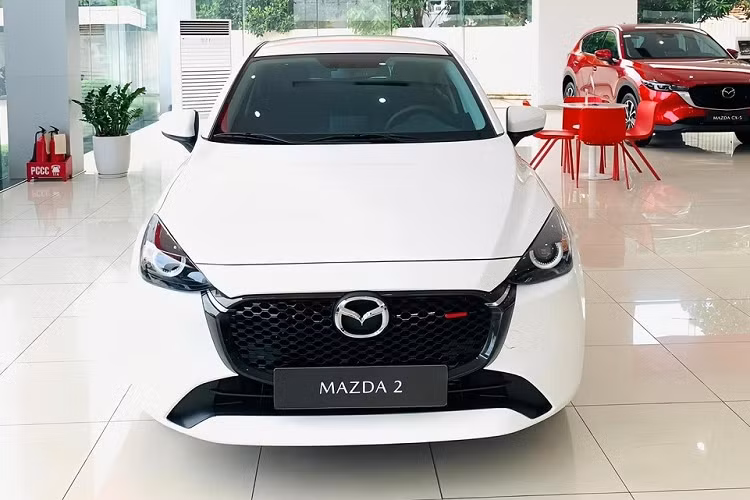 Xe vẫn dùng đèn pha LED với tính năng tự động cân bằng góc chiếu, đèn định vị ban ngày dạng Halogen, gương chiếu hậu chỉnh điện/tích hợp đèn báo rẽ và đèn hậu Halogen ở bản 1.5L AT tiêu chuẩn. Ở bản 1.5L Luxury và 1.5L Premium, xe có thêm đèn LED định vị ban ngày, đèn pha tự động bật tắt, gương chiếu hậu gập điện/chỉnh điện cũng như gạt mưa tự động.