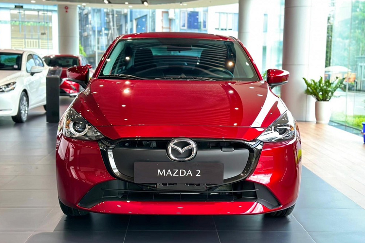 Cụ thể, Mazda2 Sedan 2023 được bổ sung lưới tản nhiệt, cản trước và vành la-zăng mới. Ở bản 1.5L AT tiêu chuẩn, xe dùng lưới tản nhiệt gần như đóng kín, lấy cảm hứng từ ô tô điện và vành hợp kim 15 inch sơn màu xám.