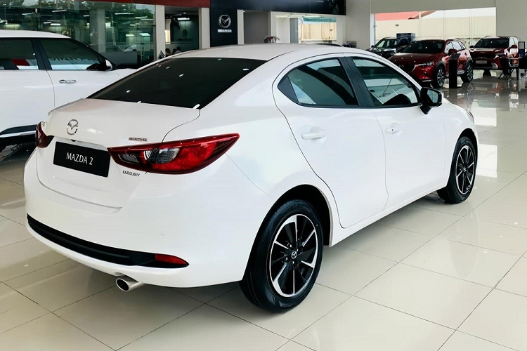Động cơ này đi với hộp số tự động 6 cấp. Giá xe Mazda2 Sedan 2023 ở Việt Nam là 415 triệu đồng cho bản 1.5L AT, 499 triệu đồng cho bản 1.5L Luxury và 519 triệu đồng cho bản 1.5 Premium.