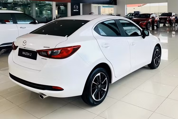 Động cơ này đi với hộp số tự động 6 cấp. Giá xe Mazda2 Sedan 2023 ở Việt Nam là 415 triệu đồng cho bản 1.5L AT, 499 triệu đồng cho bản 1.5L Luxury và 519 triệu đồng cho bản 1.5 Premium.