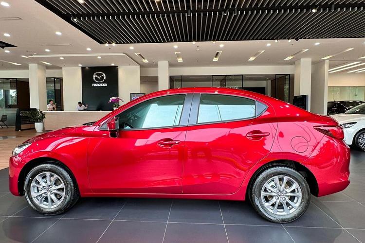 Trong khi đó, 2 bản 1.5L Luxury và 1.5L Premium được trang bị lưới tản nhiệt tổ ong với điểm nhấn màu đỏ cùng vành hợp kim 16 inch phối 2 màu theo phong cách thể thao hơn. Trang bị của Mazda2 Sedan 2023 nhìn chung không có gì thay đổi so với phiên bản cũ.