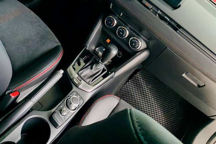 Bản 1.5L Luxury có thêm hệ thống kiểm soát hành trình, camera lùi và cảm biến cảnh báo va chạm phía sau. Riêng bản 1.5L Premium sẽ được trang bị 6 túi khí. Dù ở phiên bản nào, Mazda2 Sedan 2023 cũng dùng động cơ xăng Skyactiv-G 4 xi-lanh, dung tích 1.5L với công suất tối đa 110 mã lực và mô-men xoắn cực đại 144 Nm như cũ.