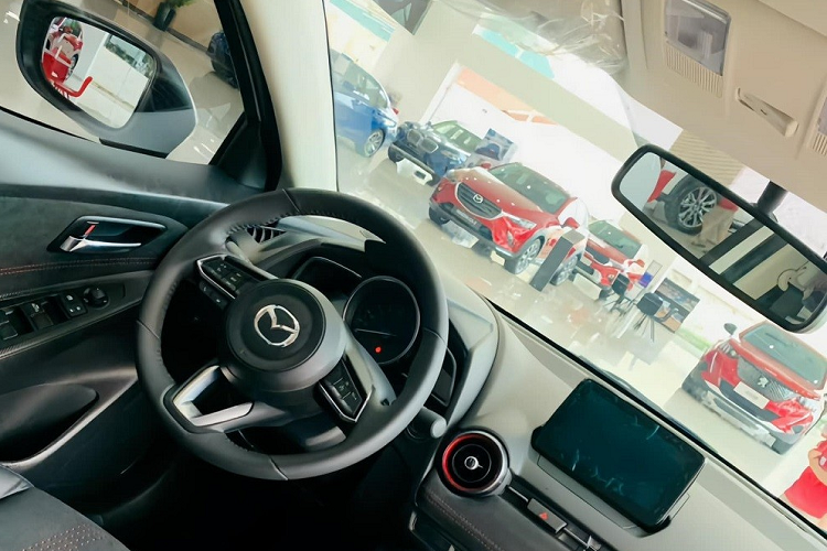 Trang bị an toàn của bản tiêu chuẩn cũng khá cơ bản với 2 túi khí, hệ thống chống bó cứng phanh ABS, phân bổ lực phanh điện tử EBD, hỗ trợ lực phanh khẩn cấp EBA, cảnh báo phanh khẩn cấp ESS, cân bằng điện tử DSC, kiểm soát lực kéo chống trượt TCS và hỗ trợ khởi hành ngang dốc HLA.