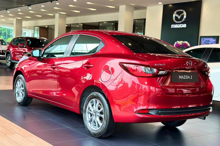 Theo thông tin đăng trên trang chủ của Mazda Việt Nam, Mazda2 Sedan 2023 có 3 phiên bản là 1.5L AT, 1.5 Luxury và 1.5L Premium. So với phiên bản cũ, Mazda2 Sedan 2023 chỉ thay đổi nhẹ về thiết kế ngoại thất. Trong khi đó, Mazda2 Sport với kiểu dáng hatchback vẫn giữ nguyên thiết kế cũ.