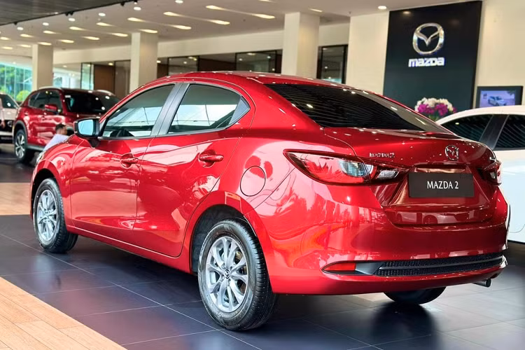 Theo thông tin đăng trên trang chủ của Mazda Việt Nam, Mazda2 Sedan 2023 có 3 phiên bản là 1.5L AT, 1.5 Luxury và 1.5L Premium. So với phiên bản cũ, Mazda2 Sedan 2023 chỉ thay đổi nhẹ về thiết kế ngoại thất. Trong khi đó, Mazda2 Sport với kiểu dáng hatchback vẫn giữ nguyên thiết kế cũ.