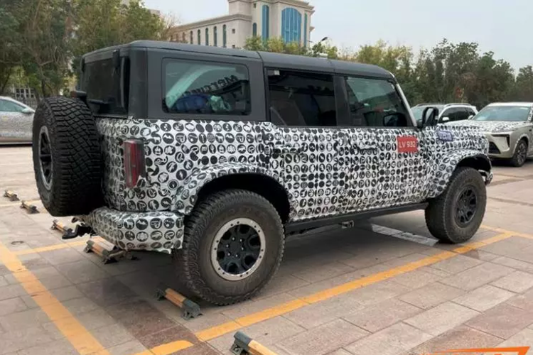 Hiện chiếc xe Ford Bronco lắp ráp Trung Quốc cũng đã hoàn thành đơn đăng ký với Bộ Công nghiệp và Công nghệ thông tin, một bước đi quan trọng để bán xe ra thị trường. Vì thế, nhiều người đã có cơ hội xem mắt trước mẫu xe này, điều mà các hãng xe hay phàn nàn.