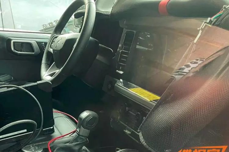 Chưa hết, những bức ảnh chụp lén và hình khai báo của xe lần lượt lộ ra, qua những bức ảnh thì có thể thấy xe mới vẫn đang ngụy trang nhưng có thể đại khái thấy thiết kế của xe mới sẽ rất phù hợp với phiên bản đã công bố trước đó.