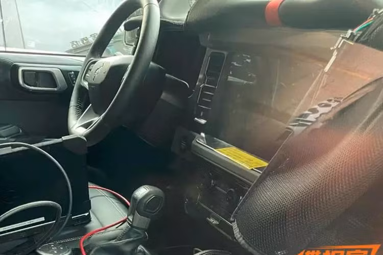 Chưa hết, những bức ảnh chụp lén và hình khai báo của xe lần lượt lộ ra, qua những bức ảnh thì có thể thấy xe mới vẫn đang ngụy trang nhưng có thể đại khái thấy thiết kế của xe mới sẽ rất phù hợp với phiên bản đã công bố trước đó.