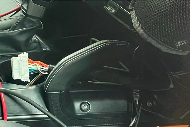 Nội thất của Ford Bronco có vẻ rất giống với phiên bản nước ngoài, tuy xe chạy thử chưa được trang bị màn hình điều khiển trung tâm nhưng xét từ vị trí mở cửa thì kích thước màn hình của phiên bản trong nước có vẻ tương đồng với phiên bản ở nước ngoài.