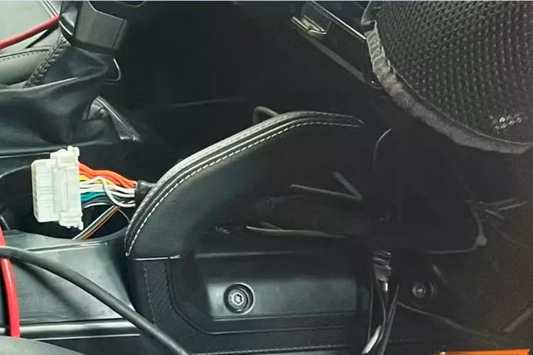 Nội thất của Ford Bronco có vẻ rất giống với phiên bản nước ngoài, tuy xe chạy thử chưa được trang bị màn hình điều khiển trung tâm nhưng xét từ vị trí mở cửa thì kích thước màn hình của phiên bản trong nước có vẻ tương đồng với phiên bản ở nước ngoài.