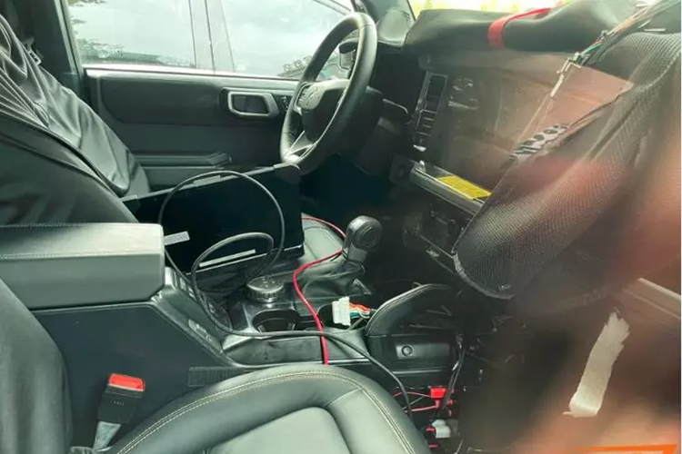 Về kích thước thân xe, chiều dài, chiều rộng và chiều cao của Ford Bronco sản xuất tại Trung Quốc lần lượt là 4800 (4825)/2070/1990mm và chiều dài cơ sở là 2950mm. Nhìn từ bên hông và phía sau xe, chiếc xe mới mang đậm hương vị game rất phong phú. Ngoài ra, dựa trên thông tin khai báo, xe mới sẽ được trang bị mâm 17 inch trang trí theo phong cách đinh tán.