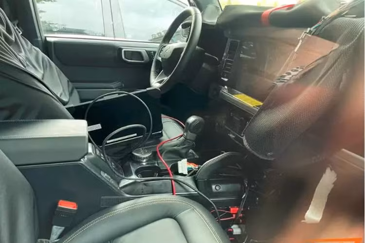 Về kích thước thân xe, chiều dài, chiều rộng và chiều cao của Ford Bronco sản xuất tại Trung Quốc lần lượt là 4800 (4825)/2070/1990mm và chiều dài cơ sở là 2950mm. Nhìn từ bên hông và phía sau xe, chiếc xe mới mang đậm hương vị game rất phong phú. Ngoài ra, dựa trên thông tin khai báo, xe mới sẽ được trang bị mâm 17 inch trang trí theo phong cách đinh tán.