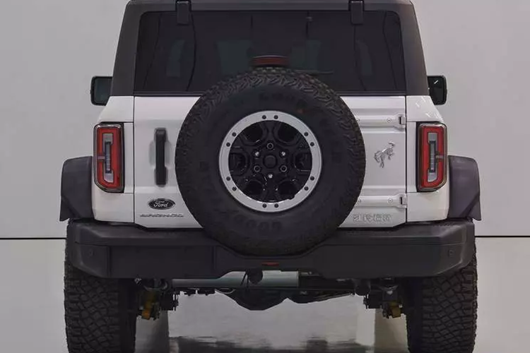Ngoài ra, khu vực điều hòa dưới màn hình và các cửa gió điều hòa phân bố theo chiều dọc cũng sẽ được tiếp tục. Về sức mạnh, phiên bản nội địa Ford Bronco ở Trung Quốc sẽ được trang bị động cơ tăng áp 2.3T với công suất tối đa 202 kW và tốc độ tối đa 161km/h.