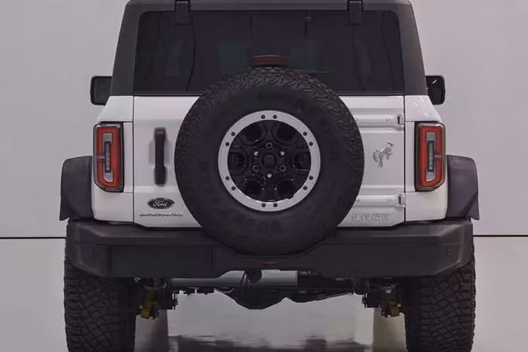 Ngoài ra, khu vực điều hòa dưới màn hình và các cửa gió điều hòa phân bố theo chiều dọc cũng sẽ được tiếp tục. Về sức mạnh, phiên bản nội địa Ford Bronco ở Trung Quốc sẽ được trang bị động cơ tăng áp 2.3T với công suất tối đa 202 kW và tốc độ tối đa 161km/h.