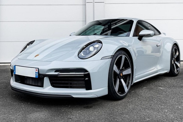 Hiện tại, chiếc xe thể thao giới hạn Porsche 911 Sport Classic 2023 đầu tiên về Việt Nam đang làm 1 số thủ tục cần thiết để sớm bàn giao cho chủ nhân là Đặng Lê Nguyên Vũ. Nhưng chưa rõ xe Porsche 911 Sport Classic 2023 của Cường Đô la đã xuất hiện hay chưa.