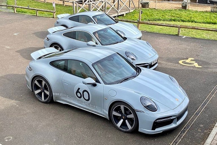 Người đầu tiên chia sẻ thông tin rộng rãi đến cộng đồng mạng mình mua xe là Cường Đô la, nhưng thông tin riêng của chúng tôi cũng cho biết, thực tế, người mua chiếc Porsche 911 Sport Classic 2023 đầu tiên tại Việt Nam là 1 người khác, đó chính là doanh nhân Đặng Lê Nguyên Vũ, chủ nhân của bộ sưu tập xe Porsche rất đồ sộ với hơn 35 chiếc.