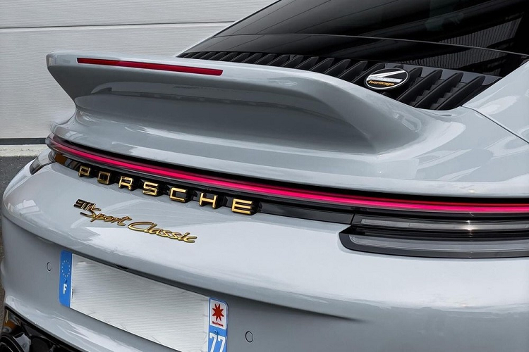 Ở thị trường nước ngoài, Porsche 911 Sport Classic 2023 cũng tăng giá bán mạnh, thậm chí có 1 đại lý còn yêu cầu khách hàng phải chịu mức phí "bôi trơn" tận 5,8 tỷ đồng, gần bằng giá bán công bố của hãng.