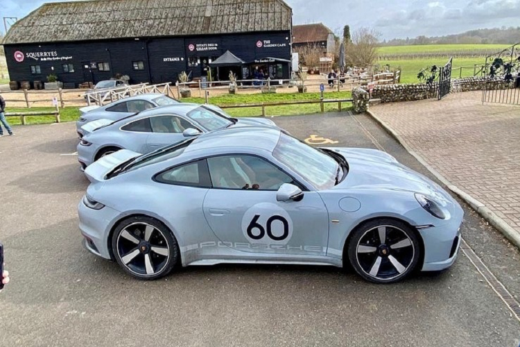 Và sau 10 tháng tiết lộ thông tin độc quyền ông Đặng Lê Nguyên Vũ tậu Porsche 911 Sport Classic 2023 đã gây xôn xao giới truyền thông trong nước, chúng tôi rất hân hạnh để tiết lộ cho bạn đọc việc chiếc xe của "vua cà phê" Việt Nam đã về Việt Nam, thậm chí còn đã làm xong các thủ tục thông quan được hơn 1 tháng.