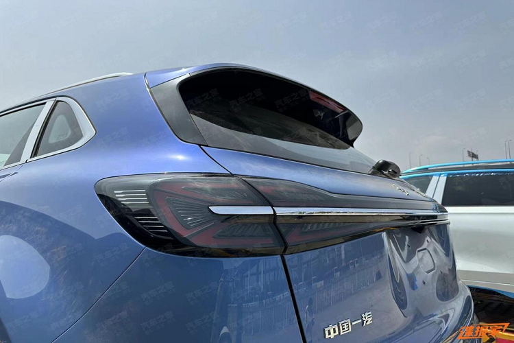 Nhìn từ bên thân xe, Hồng Kỳ HS5 2023 duy trì cấu trúc thân xe SUV tiêu chuẩn, chắn bùn trước và sau hơi nhô ra khỏi thân xe, đường eo thân xe chạy dọc từ chắn bùn trước đến đuôi xe. Thiết kế đường gân lõm dưới cửa, ăn khớp với bộ mâm màu đen hun khói tạo nên diện mạo năng động cho chiếc xe.