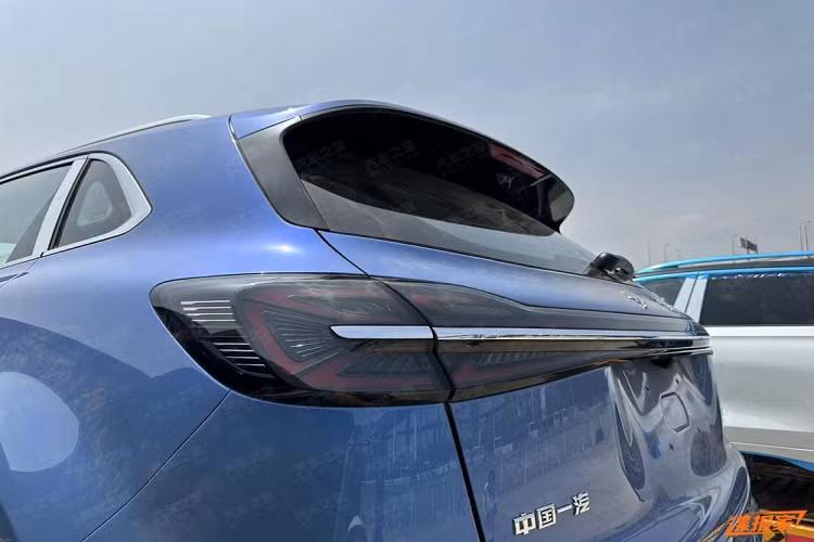 Nhìn từ bên thân xe, Hồng Kỳ HS5 2023 duy trì cấu trúc thân xe SUV tiêu chuẩn, chắn bùn trước và sau hơi nhô ra khỏi thân xe, đường eo thân xe chạy dọc từ chắn bùn trước đến đuôi xe. Thiết kế đường gân lõm dưới cửa, ăn khớp với bộ mâm màu đen hun khói tạo nên diện mạo năng động cho chiếc xe.