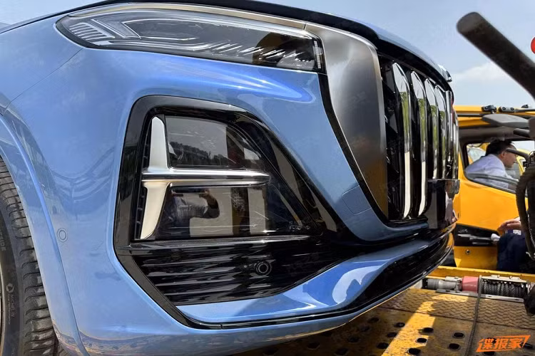 Ở phía sau, Hồng Kỳ HS5 bản nâng cấp giữa vòng đời sử dụng cụm đèn hậu được sơn đen, viền sau cũng có thiết kế hình khối phức tạp hơn, cách bố trí ống xả 2 bên cũng khiến chiếc xe mới trở nên thể thao, nam tính so với bản cũ.