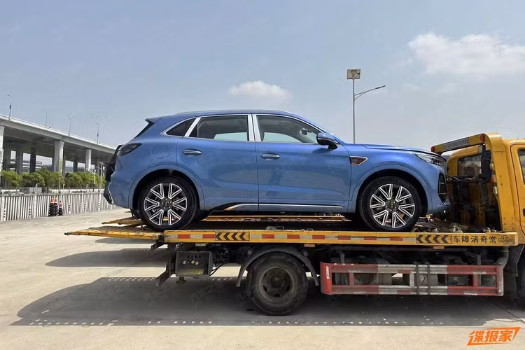 Triển lãm ô tô Thượng Hải 2023 sẽ chính thức khai mạc vào ngày 18/4 tới, nhưng sức nóng của sự kiện này đã được đẩy lên cao trào khi nhiều mẫu xe hot đã bị bắt gặp vận chuyển đến nơi tổ chức triển lãm này, 1 trong số đó là Hồng Kỳ HS5 bản nâng cấp giữa vòng đời, 1 trong những đối thủ rất khó chịu của Hyundai SantaFe tại thị trường Trung Quốc.