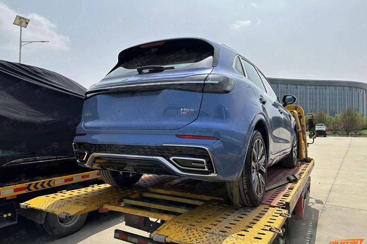 Đồng thời, chiếc xe Hồng Kỳ HS5 bản nâng cấp giữa vòng đời cũng áp dụng thiết kế cụm đèn pha tách rời, với đèn LED chiếu sáng ban ngày phía trên, còn đèn chiếu xa và chiếu gần phía dưới kết hợp với đó là các viền xung quanh mạ crôm.