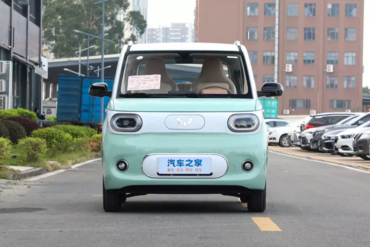 Điểm khác biệt của 2 chiếc xe Wuling Hongguang Mini EV Macaron 2024 mới ra mắt ngoài giá bán, tầm hoạt động còn ở việc, bản rẻ hơn không tích hợp việc sạc nhanh, vì thế, nhiều người tin rằng, Wuling Hongguang Mini EV Macaron 2024 bản 175 km là "chim mồi" để hãng bán được nhiều hơn bản cao cấp.