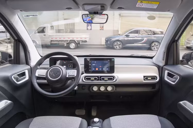 Wuling Hongguang Mini EV Macaron 2024 có 5 tùy chọn màu sắc ngoại thất cho người tiêu dùng lựa chọn là vàng Mango nhạt, cà phê sữa mơ, xanh bơ, hồng đào trắng và xanh Iris. Macaron thế hệ thứ ba có kích thước thân xe 3064/1493/1629mm, chiều dài cơ sở 2010 mm và bán kính quay vòng tối thiểu 4,3 m.