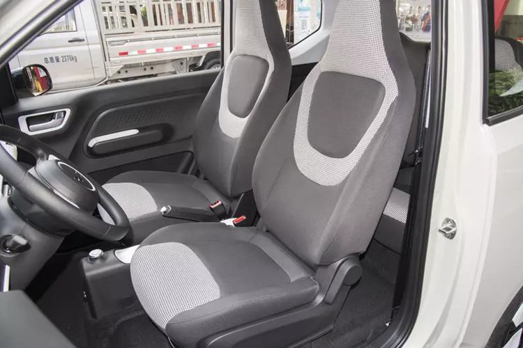 Nội thất có hai màu Milk Toffee và Brownie Black, được trang bị màn hình cảm ứng điều khiển trung tâm nổi 8 inch, vô lăng đa chức năng hình bầu dục, bảng đồng hồ và các núm điều khiển tròn. Các tính năng khác bao gồm hệ thống âm thanh hai loa, điều khiển từ xa và ba cổng USB.