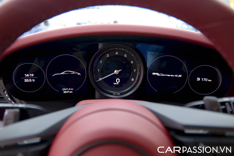 Ngoài việc trang bị các thành phần nâng cấp của TechArt, chiếc Porsche 911 Carrera 4S này còn có thêm nhiều khác biệt thú vị so với những xe tiêu chuẩn đang lăn bánh tại Việt Nam. Tổng cộng các option chính hãng được đặt thêm và tùy chỉnh riêng cho xe lên tới gần 1,7 tỷ đồng.