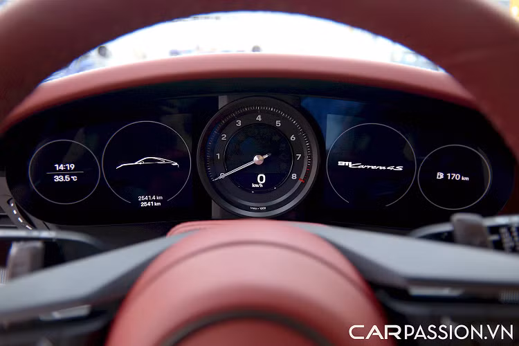 Ngoài việc trang bị các thành phần nâng cấp của TechArt, chiếc Porsche 911 Carrera 4S này còn có thêm nhiều khác biệt thú vị so với những xe tiêu chuẩn đang lăn bánh tại Việt Nam. Tổng cộng các option chính hãng được đặt thêm và tùy chỉnh riêng cho xe lên tới gần 1,7 tỷ đồng.