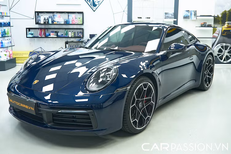Phần lớn các phiên bản Porsche 911 Carrera 4S tại Việt Nam lăn bánh trên đường phố đều là Carrera tiêu chuẩn, trong khi những bản như chiếc 4S màu sơn Night Blue được đề cập ở đây thì thuộc vào loại rất hiếm.