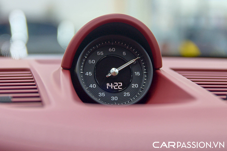 Kính chắn gió tối màu giá 7,4 triệu đồng. Gương chiếu hậu bên ngoài xe gập điện và tích hợp đèn chào mừng giá 22 triệu đồng, được bổ sung thêm lớp chống chói tự động giá 35,6 triệu đồng. Viền cửa sổ sơn đen bóng giá 30,6 triệu đồng.