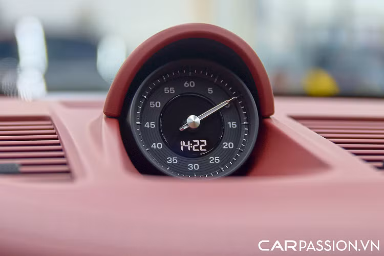 Kính chắn gió tối màu giá 7,4 triệu đồng. Gương chiếu hậu bên ngoài xe gập điện và tích hợp đèn chào mừng giá 22 triệu đồng, được bổ sung thêm lớp chống chói tự động giá 35,6 triệu đồng. Viền cửa sổ sơn đen bóng giá 30,6 triệu đồng.