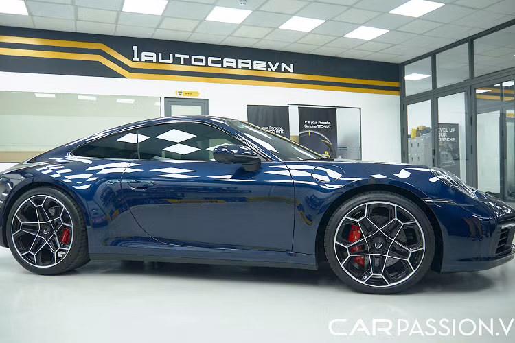 Mâm TechArt Daytona II có thiết kế lấy cảm hứng từ bộ mâm của Porsche 996, được sơn đen và chạy chỉ màu bạch kim tạo điểm nhấn. Tạo hình mâm theo phong cách 5 chấu kép đan xen, tạo thành hình ngôi sao rất hút mắt, có kích thước 20 inch ở bánh trước và 21 inch ở bánh sau.