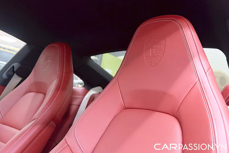 Trong khi đó, ống xả TechArt Sport và bộ tăng sức mạnh TechArt PowerKit đi đôi với nhau. Với những trang bị này, thông số công suất của khối động cơ xăng 6 xi lanh 3.0L trên xe được tăng lên 530 mã lực và mô-men xoắn cực đại đạt tới 630 Nm - cao hơn hẳn so với thông số nguyên bản 450 mã lực và 530 Nm mô-men xoắn. Sức mạnh này đạt được khi xe vận hành ở các chế độ Sport và Sport Plus.