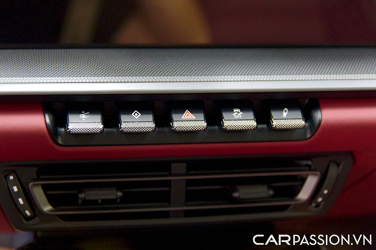 Bên trong xe là nội thất da cao cấp màu đỏ viền chỉ xám Crayon cực kỳ nổi bật, có giá 258,4 triệu đồng. Bộ ghế thể thao chỉnh điện 14 hướng và có nhớ ghế giá 147 triệu đồng, được bổ sung thêm chức năng sưởi giá 31,7 triệu đồng và làm mát giá 68,9 triệu đồng. Xe có các logo dập nổi tại tựa đầu ghế và tại hộc chứa đồ trung tâm, mỗi phần có giá 14,7 triệu đồng.