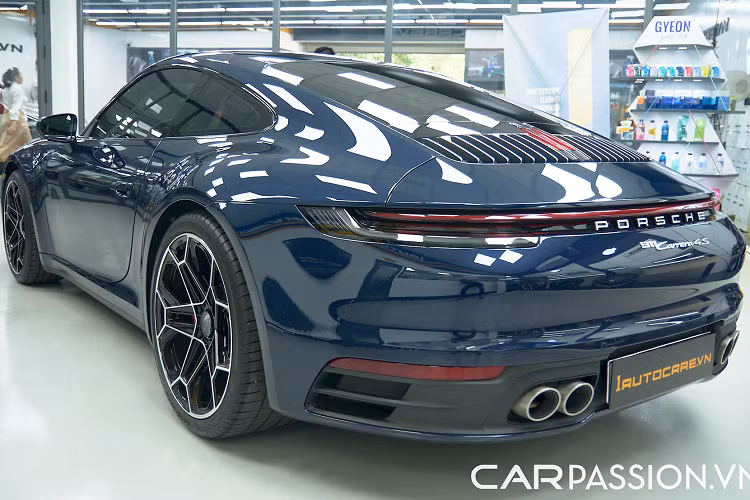 Được biết, khi đặt xe từ nhà phân phối chính hãng với lượng option tương tự như trên, khách hàng sẽ phải chờ đợi trong khoảng thời gian từ 8 tháng đến hơn 1 năm. Thay vào đó, mức giá xe Porsche 911 Carrera 4S này đang có sẵn tại đại lý tư nhân, kèm theo chi phí hợp lý tiết kiệm gần 2 tỷ đồng so với chính hãng, thực sự là một món hời dành cho những tín đồ đam mê thương hiệu Porsche và dòng xe 911.