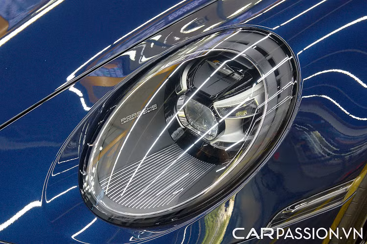 Với gói nâng cấp TechArt, chiếc xe màu Night Blue này thậm chí còn mạnh mẽ hơn vì giảm thời gian tăng tốc 0-100 km/h xuống còn 3,1 giây và đem lại trải nghiệm lái phấn khích hơn rất nhiều.