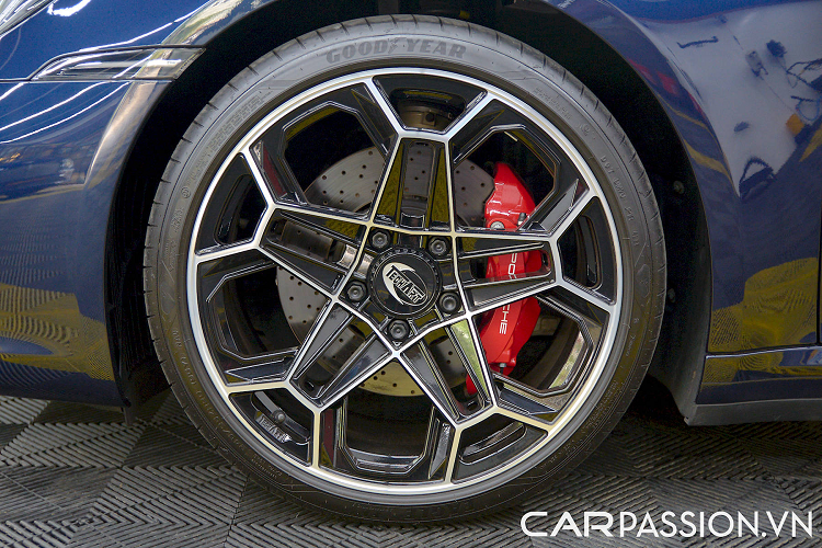 Chiếc Porsche 911 Carrera 4S siêu lướt này được đăng ký lần đầu vào tháng 3/2022, đến nay chỉ mới lăn bánh khoảng 2.500 km nên có thể coi như không khác gì xe mới vừa bước ra từ showroom hãng. Số "4" ở tên xe cho thấy đây là phiên bản 911 dẫn động 4 bánh, có khả năng vận hành tốt hơn bản tiêu chuẩn (chỉ dẫn động cầu sau) vì độ bám đường hiệu quả hơn.