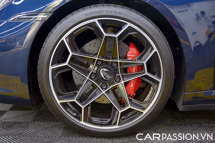 Chiếc Porsche 911 Carrera 4S siêu lướt này được đăng ký lần đầu vào tháng 3/2022, đến nay chỉ mới lăn bánh khoảng 2.500 km nên có thể coi như không khác gì xe mới vừa bước ra từ showroom hãng. Số "4" ở tên xe cho thấy đây là phiên bản 911 dẫn động 4 bánh, có khả năng vận hành tốt hơn bản tiêu chuẩn (chỉ dẫn động cầu sau) vì độ bám đường hiệu quả hơn.