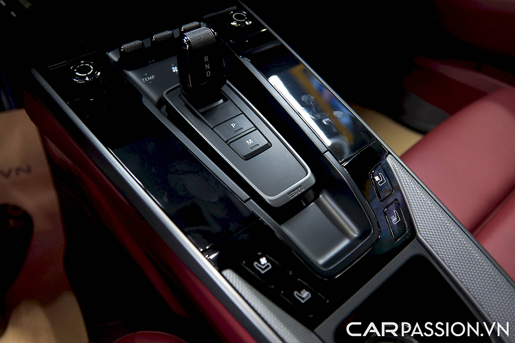 Hệ thống đèn nội thất giá 32,5 triệu đồng. Khung vô-lăng bọc da giá 23,2 triệu đồng. Trợ lực tay lái chỉnh điện giá 17,1 triệu đồng. Dây đai an toàn màu xám Crayon giá 28,6 triệu đồng. Bộ lọc không khí ion giá 18,6 triệu đồng. Dàn âm thanh vòm Bose giá 92,1 triệu đồng.