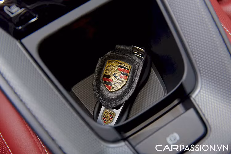 Xe cũng được trang bị sẵn gói kích hoạt thể thao Sport Chrono giá 154,8 triệu đồng. Hệ thống hỗ trợ đỗ xe ParkAssist với camera lùi toàn cảnh trị giá 109,9 triệu đồng. Chìa khóa thông minh cũng là option chọn thêm với giá 35,6 triệu đồng.