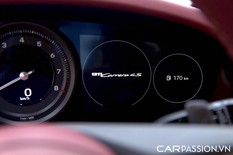 Màu sơn xanh đen ánh kim Night Blue của xe được đặt với giá 79,6 triệu đồng, tạo cho chiếc xe sự độc đáo về ngoại hình và gây ấn tượng ngay từ cái nhìn đầu tiên. Đèn Matrix LED PDLS Plus có tính năng cua theo góc lái là option chiếu sáng cao cấp nhất, trị giá 188,8 triệu đồng.