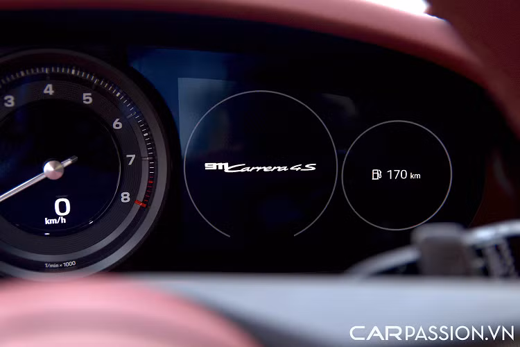 Màu sơn xanh đen ánh kim Night Blue của xe được đặt với giá 79,6 triệu đồng, tạo cho chiếc xe sự độc đáo về ngoại hình và gây ấn tượng ngay từ cái nhìn đầu tiên. Đèn Matrix LED PDLS Plus có tính năng cua theo góc lái là option chiếu sáng cao cấp nhất, trị giá 188,8 triệu đồng.