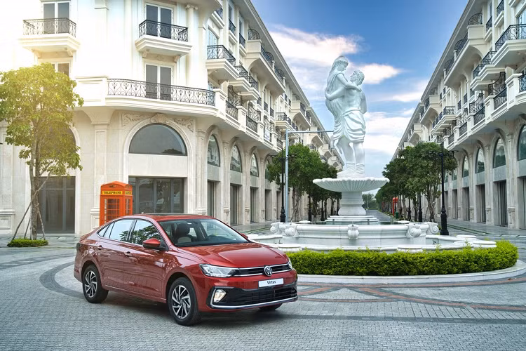  Volkswagen Virtus 2023 mới sở hữu ngoại hình kế thừa từ kiểu dáng thon dài của sedan phối cùng vẻ thể thao năng động của thiết kế đèn LED thời thượng và các đường gân 3D nổi bật. Các đường viền mạ chrome sắc nét vươn ngang một cách mạnh mẽ tạo sự kết nối các chi tiết ở phần đầu xe, mang đến cho Virtus một diện mạo táo bạo và khác biệt.