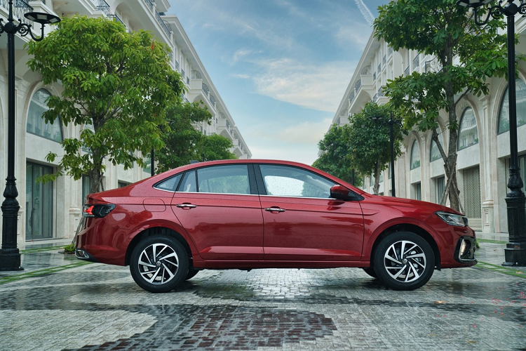 Thân xe với đường dập gân kéo dài từ chắn bùn trước đến cụm đèn hậu. Về kích thước, Volkswagen Virtus 2023 có chiều dài 4,561 mm, rộng 1,752 mm và cao 1,507 mm với chiều dài cơ sở 2.651mm. Đi cùng đó là khoảng sáng gầm lớn trong phân khúc là 179 mm.